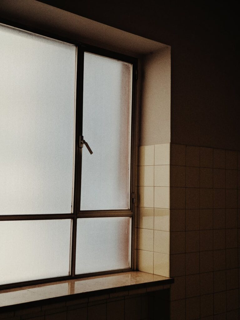 Schaltbares Aerogel-Glas zu Hause: Raumteiler, Fensterbänke und Duschwände, die isolieren und dimmen