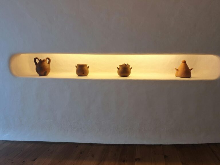 Lehm, der heizt: Akustik‑Regale mit Kapillarrohren – feuchteregulierende Möbel fürs leise, warme Zuhause