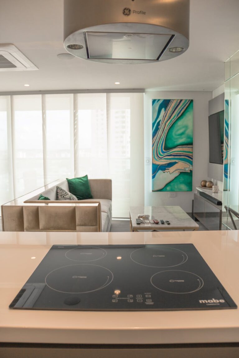 Unsichtbare Induktionsarbeitsplatten: Kochen direkt auf Sinterkeramik – Planung, Materialien, Sicherheit