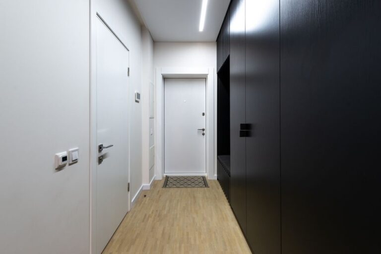 Schmalen Flur einrichten: So planen Sie Garderobe, Schuhe und Licht Schritt für Schritt