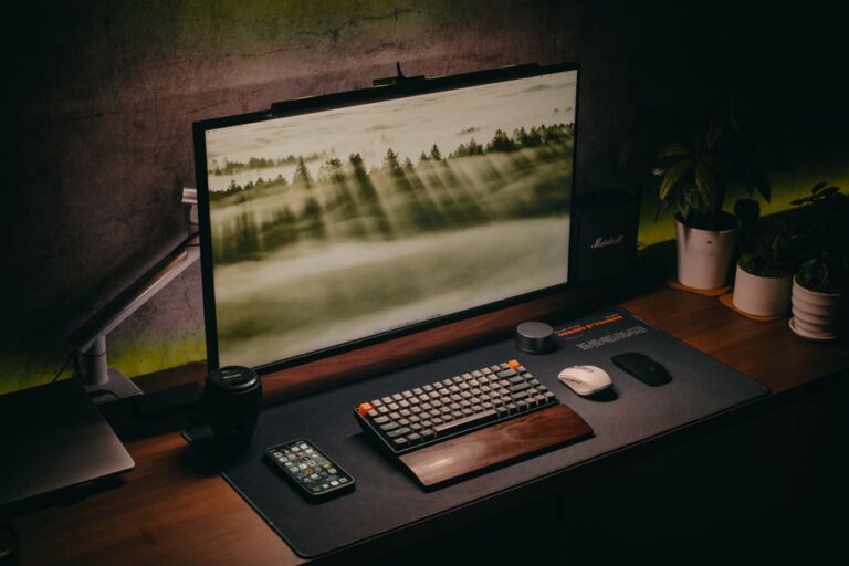 Monitorarm und Kabelmanagement am Schreibtisch nachrüsten: So planen Sie Ergonomie, Befestigung und Kosten Schritt für Schritt